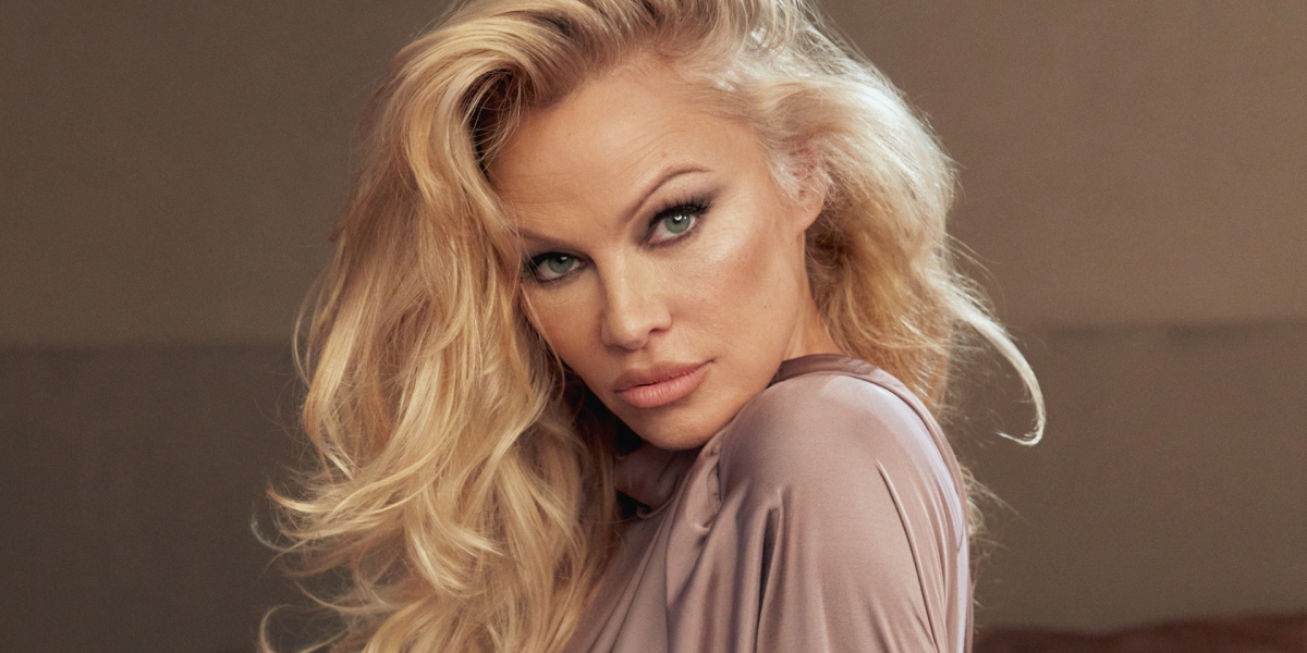 Η Pamela Anderson ποζάρει με λευκό, ημιδιάφανο μαγιό και επιβεβαιώνει ότι στα 55 χρόνια της παραμένει sex symbol