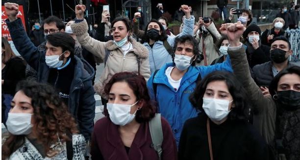 Δακρυγόνα και συλλήψεις φοιτητών και στην ασιατική πλευρά της Κωνσταντινούπολης