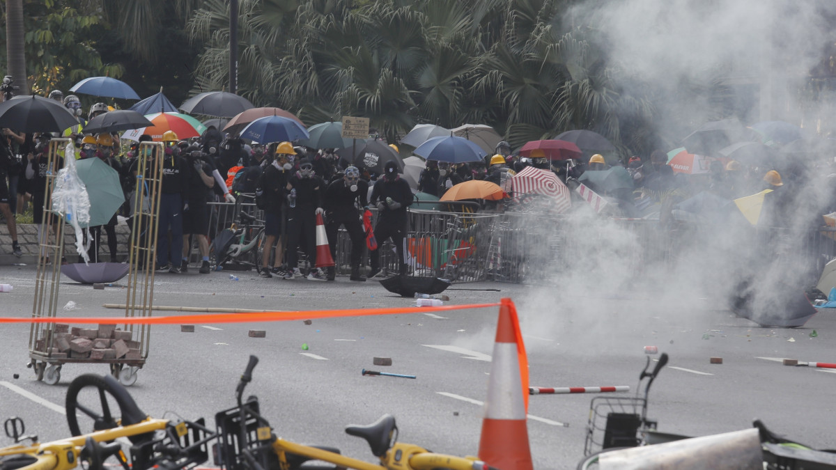 Διαδηλώσεις στο Χονγκ Κονγκ με τραυματίες   
