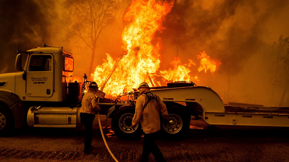 Πυρκαγιά τεράστιας έκτασης στην Καλιφόρνια με πάνω από 164.000 στρέμματα καμένα – Φτάνουν και σε άλλες πολιτείες οι καπνοί