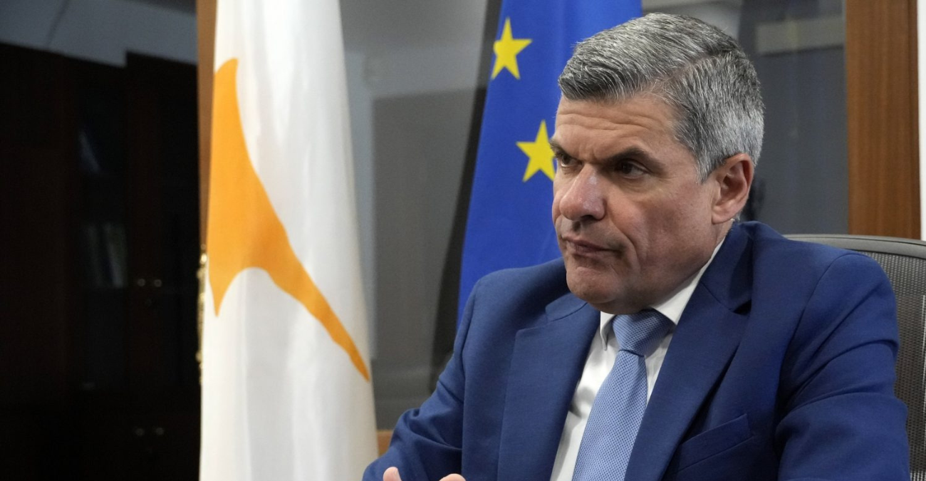 Από Βρυξέλλες στο Ντουμπάι μέσα σε 24 ώρες – Το «διπλό» ταξίδι Παπαναστασίου με κρίσιμες αποστολές!