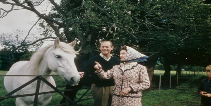 Πρίγκιπας Φίλιππος - Βασίλισσα Ελισάβετ: Σπάνιες φωτογραφίες από τη θρυλική ιστορία αγάπης τους