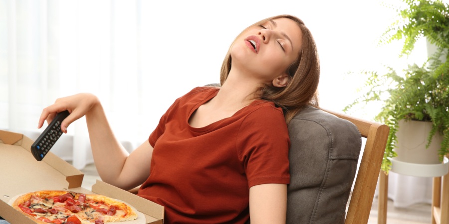 Υπνηλία: Γιατί νυστάζουμε μετά το φαγητό; – 2 κινήσεις SOS για να μην συμβαίνει
