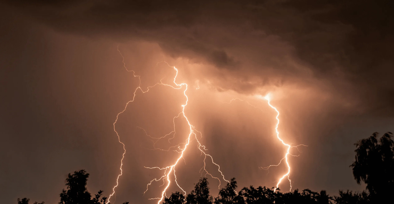 Κίτρινη Προειδοποίηση: Ανατροπή στον καιρό την ώρα που πετάμε χαρταετό – Πού θα χτυπήσουν καταιγίδες