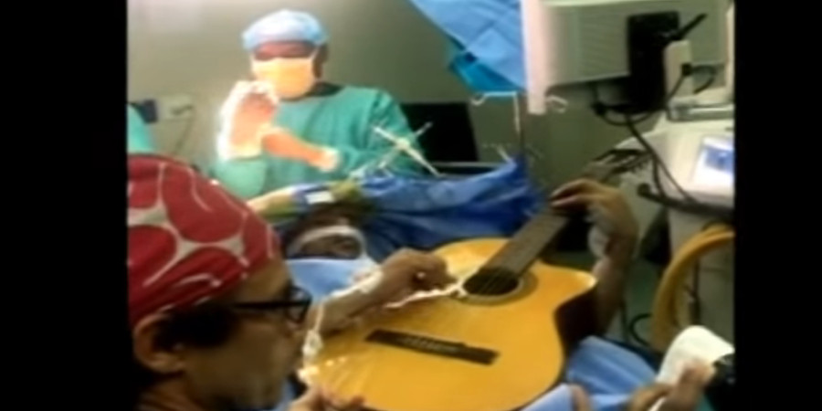 Έπαιζε κιθάρα ενώ χειρουργείτο για όγκο στο κεφάλι - VIDEO