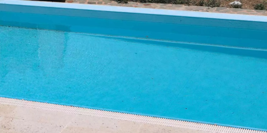 Κρήτη: Τουρίστας βούτηξε σε άδεια πισίνα και κατέληξε στο νοσοκομείο