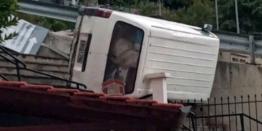 Καβάλα: Βίντεο ντοκουμέντο με την «τρελή» πορεία λευκού φορτηγού που καταλήγει σε στέγη σπιτιού