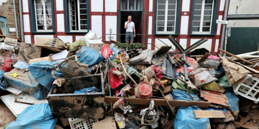 Ρεπόρτερ στη Γερμανία πασαλείβεται με λάσπες για να φαίνεται ότι βοήθησε τους πλημμυροπαθείς