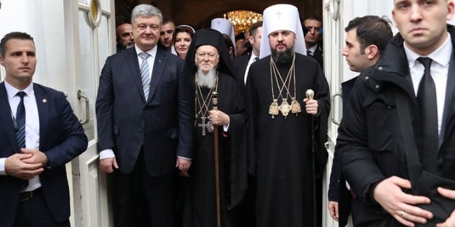 Ο Οικουμενικός Πατριάρχης υπέγραψε τον τόμο που παραχωρεί Αυτοκεφαλία στην Εκκλησία της Ουκρανίας