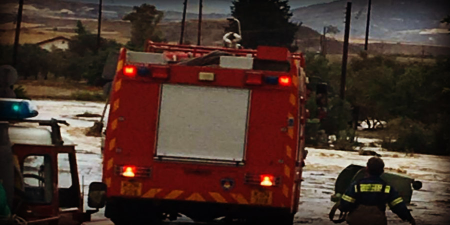 ΕΚΤΑΚΤΟ: Ορμητικός χείμαρρος παρέσυρε οχήματα με επιβαίνοντες - Σε συναγερμό η Πυροσβεστική 