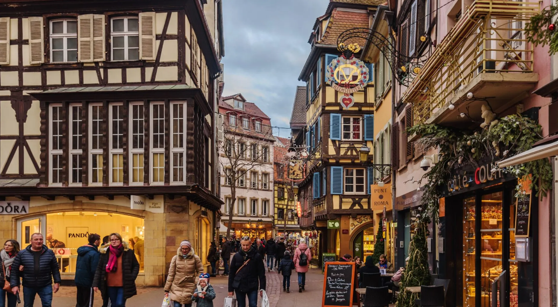Colmar: H γαλλική πρωτεύουσα των Χριστουγέννων - Απόδραση σε μία από τις πιο μαγευτικές και παραμυθένιες πόλεις για τις ημέρες των γιορτών