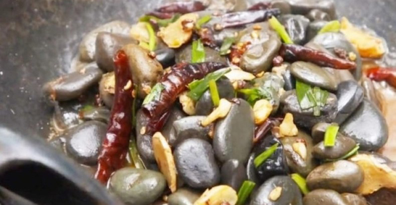Οι τηγανητές πέτρες αποτελούν το ανερχόμενο street food της Κίνας - Δείτε βίντεο 