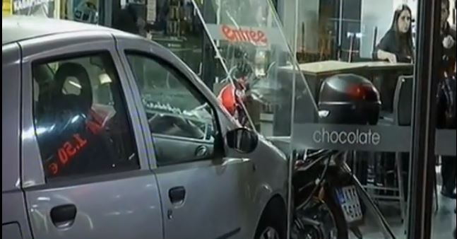 ΕΛΛΑΔΑ: Όχημα και μηχανάκι καρφώθηκαν σε τζαμαρία καφετέριας - Υπήρχαν πελάτες - VIDEO 