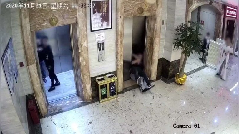 Μεθυσμένοι γκρεμίζουν την πόρτα ασανσέρ και πέφτουν αγκαλιά στο κενό - ΒΙΝΤΕΟ