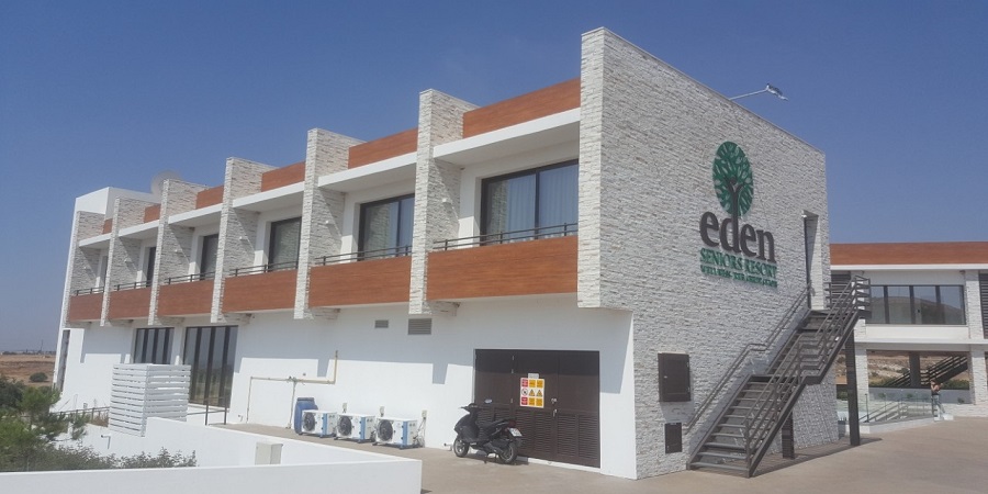 ΛΑΡΝΑΚΑ: 73 άτομα φιλοξενούνται στο Κέντρο Αποκατάστασης Eden Resort - 8 υπό διερεύνηση περιστατικά στο Γενικό