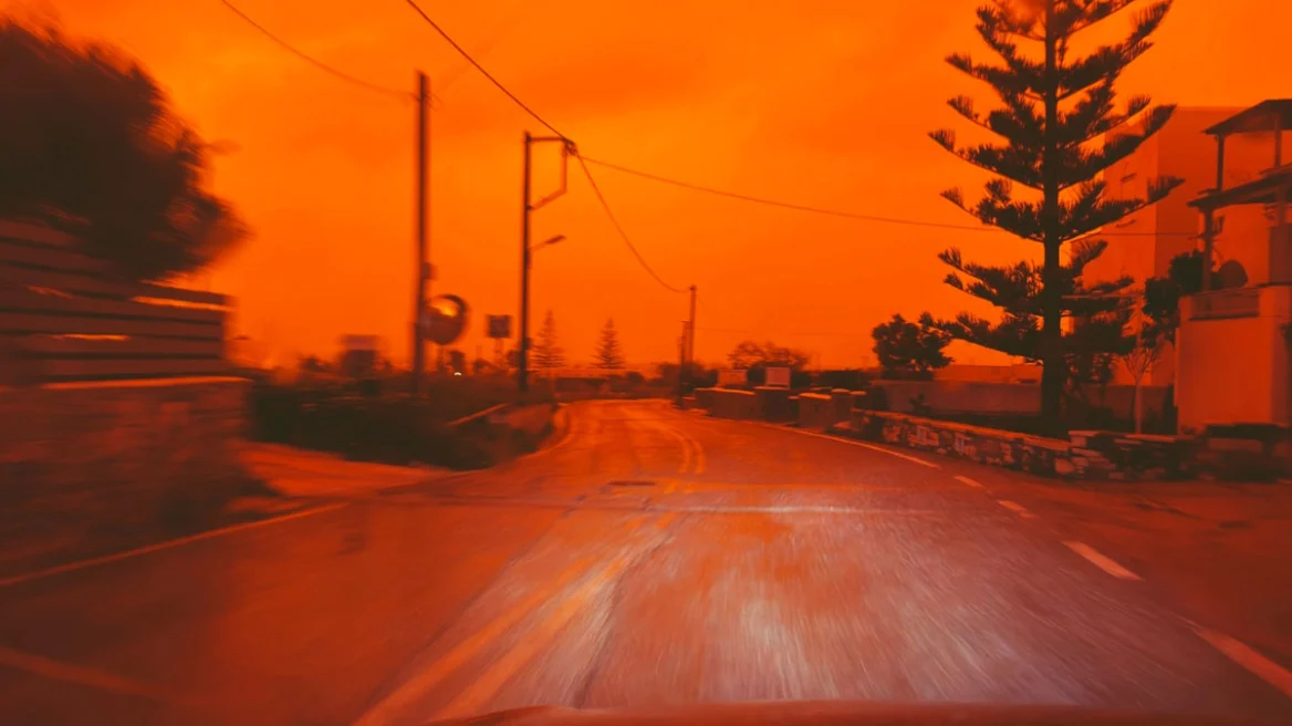 Απίστευτες εικόνες στη Σαντορίνη από την αφρικανική σκόνη, «πνίγηκαν» οι Κυκλάδες και η Κρήτη - Δείτε βίντεο