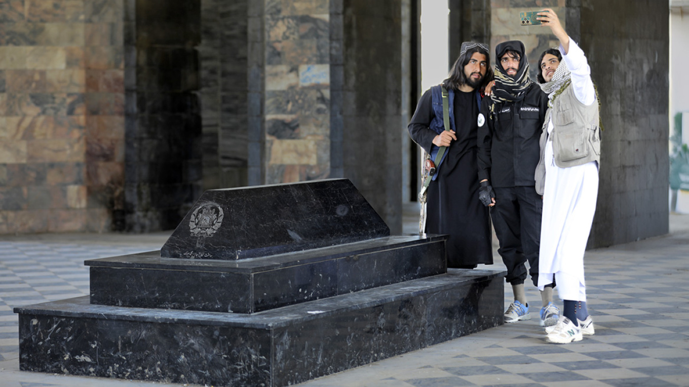 Διακοπές με τους Ταλιμπάν: Πεντάστερο με ινστιτούτο ομορφιάς στην Καμπούλ και οι ντόπιες γυναίκες στα σπίτια τους