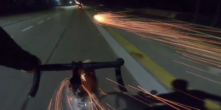 Την είδε ήρωας από video-game – Ποδηλάτης ρίχνει πυροτεχνήματα κατά μοτοσικλετιστών - VIDEO