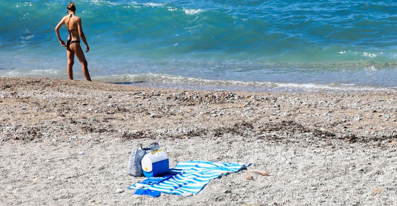 Κίνημα της Πετσέτας στην Ελλάδα: Συλλήψεις για παράνομες ξαπλώστρες, κλείνουν beach bar, «ελευθερώνονται» οι παραλίες