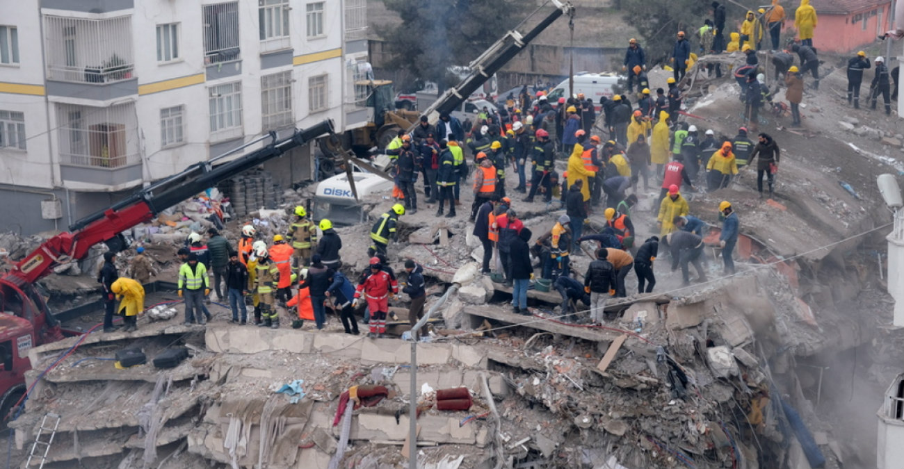 Αυξάνεται ο τραγικός απολογισμός από τον σεισμό στην Τουρκία - Στους 8.700 οι νεκροί - Δείτε βίντεο