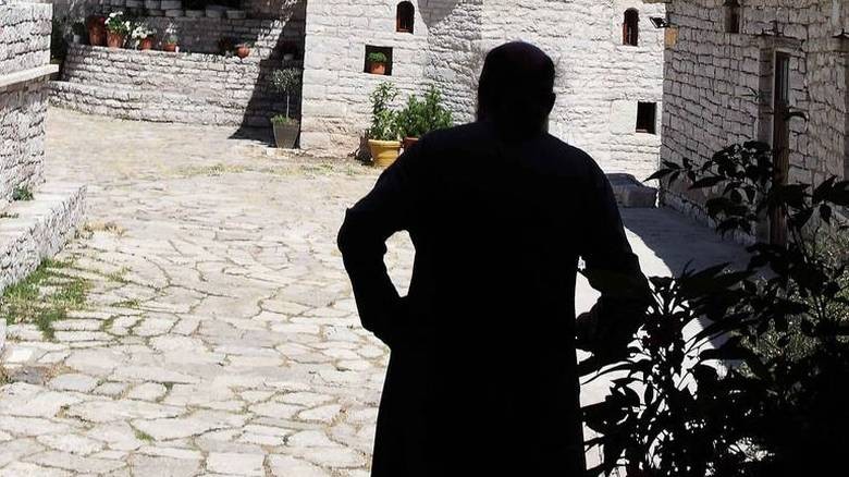 ΚΥΠΡΟΣ-ΠΡΟΣΟΧΗ: Άντρας με ράσα προσποιείται τον μοναχό και ζητά λεφτά εξαπατώντας τους πιστούς
