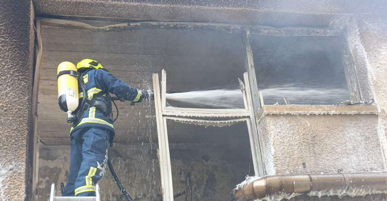 Εκτεταμένες ζημιές σε στεγνοκαθαριστήριο στην Λάρνακα από πυρκαγιά - Εκκενώθηκε προληπτικά πολυκατοικία -Δείτε φωτογραφίες 
