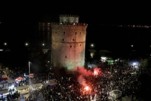 ΧΑΜΟΣ: Η άφιξη του νταμπλούχου Ελλάδος ΠΑΟΚ στη Θεσσαλονίκη και η πορεία μέχρι το Λευκό Πύργο! (ΒΙΝΤΕΟ)