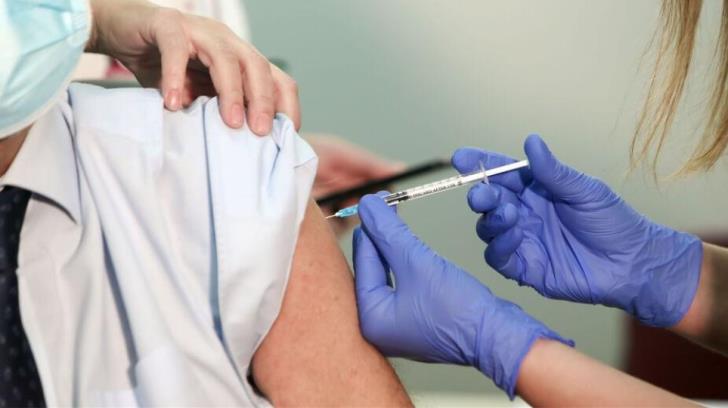 Τρίτη δόση εμβολίου: Αξιολογεί τα δεδομένα ο EMA - Πότε θα χορηγείται