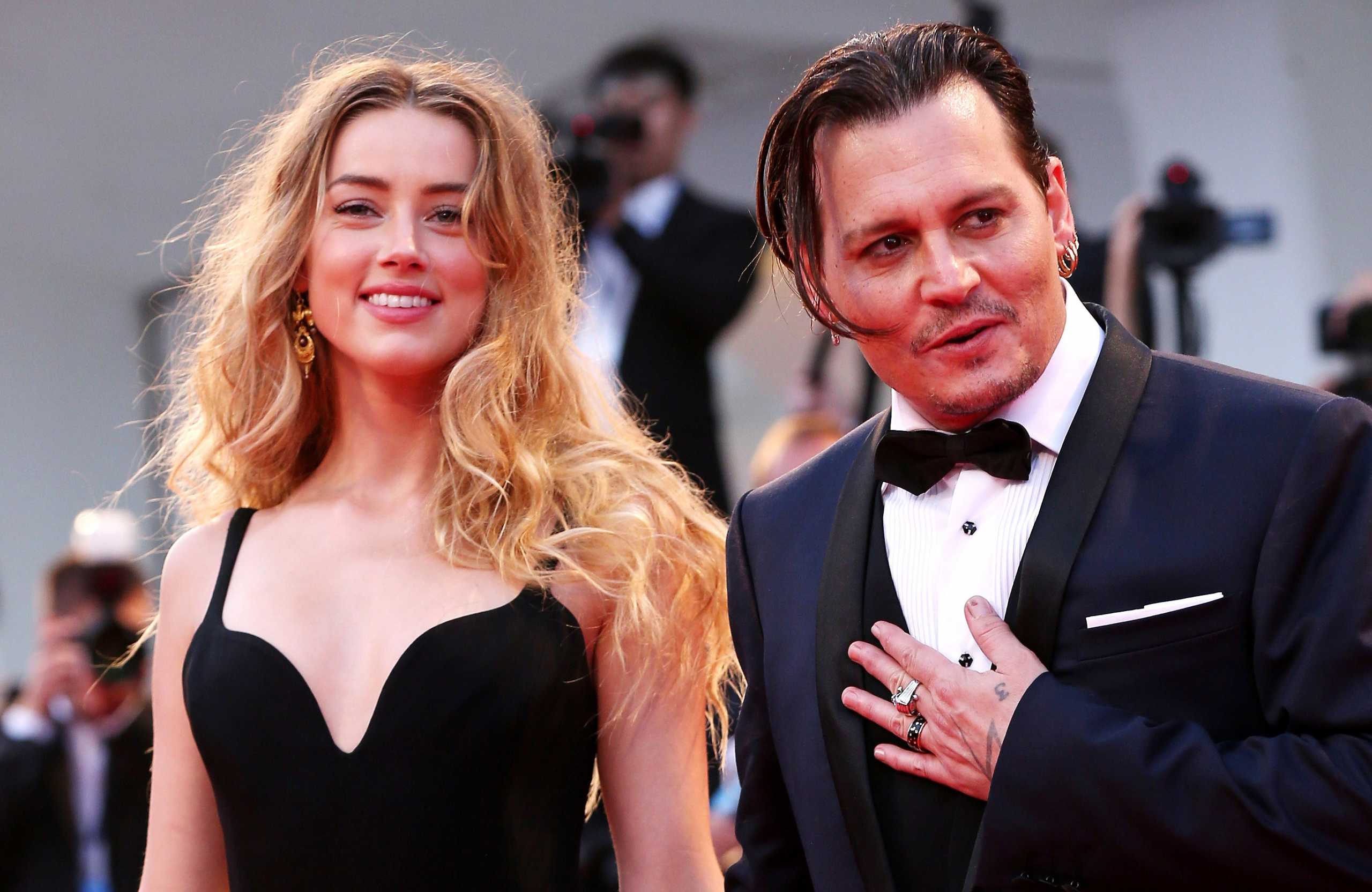 Amber Heard κατά του Johnny Depp: «Μου έριχνε μπουκάλια σαν χειροβομβίδες»