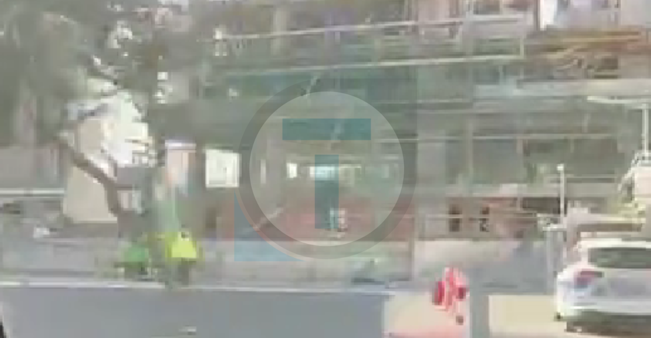 Παραλίγο τραγωδία: Κατέρρευσαν σκαλωσιές δίπλα από γνωστό εστιατόριο - Φωτογραφίες από το σημείο