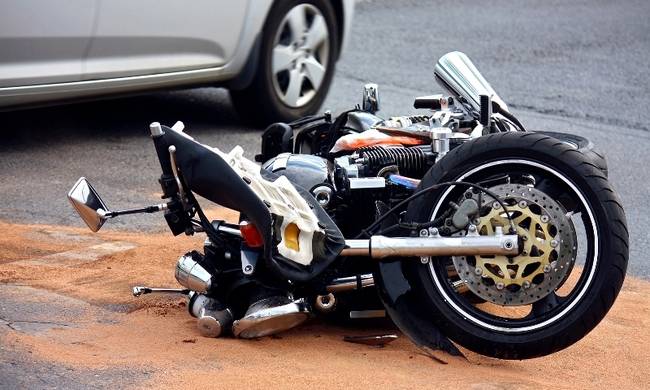 ΠΑΡΑΛΙΜΝΙ: Σοβαρό τροχαίο με 23χρονο μοτοσικλετιστή- Οδηγούσε μεθυσμένος και χωρίς κράνος