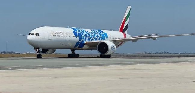 Η Emirates καλύπτει τα έξοδα για τον COVID-19 στους πελάτες της