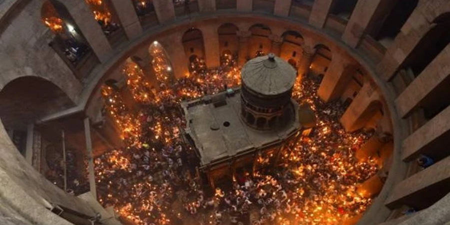 Δείτε live την τελετή αφής του Αγίου Φωτός από τον Πανάγιο Τάφο στα Ιεροσόλυμα