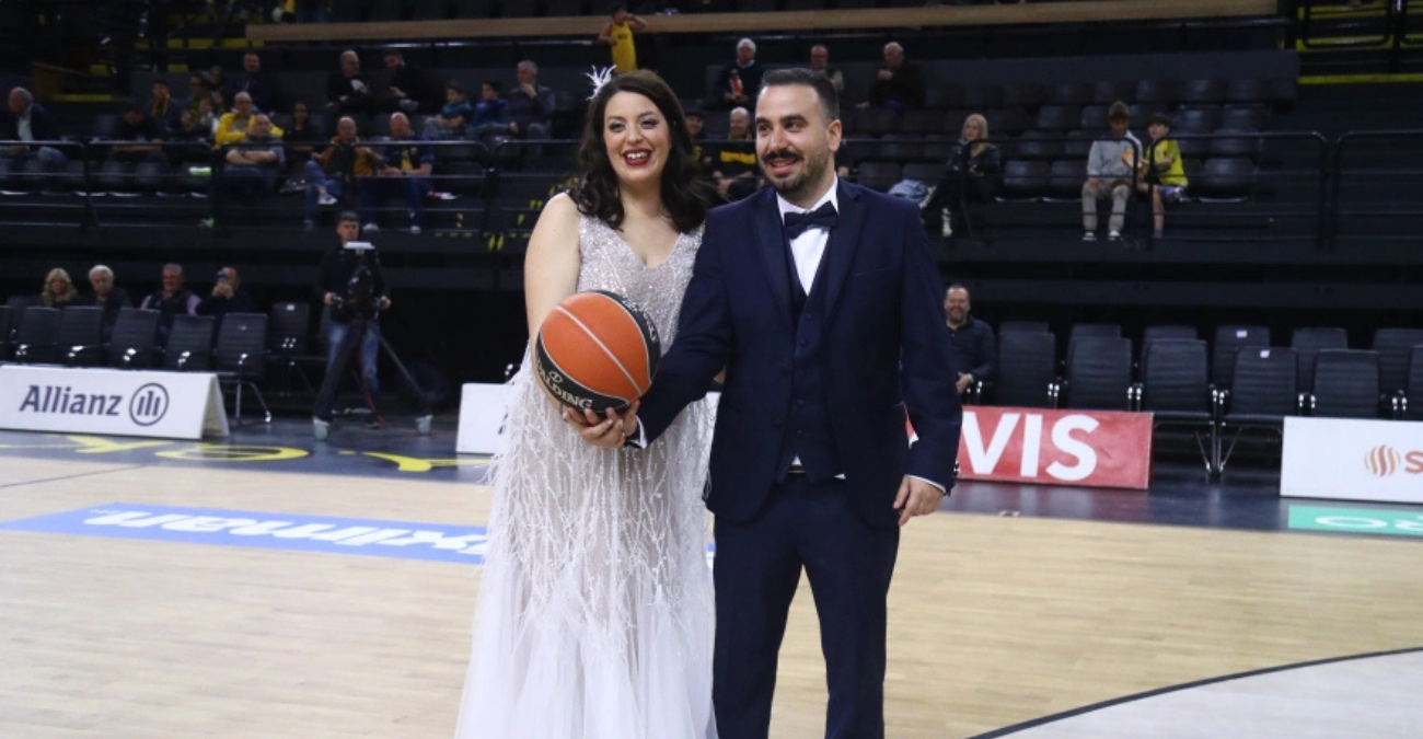 Ο Γιάννης και η Φωτεινή παντρεύτηκαν και από την εκκλησία πήγαν στο γήπεδο της ΑΕΚ για... σουτάκια, βίντεο