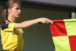 Διαιτητής ΠΑΟΚ-Αϊντχόφεν: Η καλλονή σύζυγος του, κρατάει σημαία και… τρελαίνει! (ΦΩΤΟΓΡΑΦΙΕΣ)