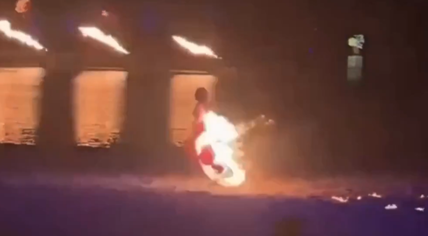 Τρομακτικό ατύχημα: Φόρεμα χορεύτριας έπιασε φωτιά, η καλλιτέχνης υπέστη εγκαύματα και νοσηλεύεται, δείτε βίντεο