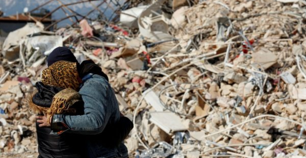 «Μαζί με τα σπίτια τους αγόρασαν και τον τάφο τους» - Συγκλονίζει γνωστό μοντέλο για τον σεισμό στην Τουρκία
