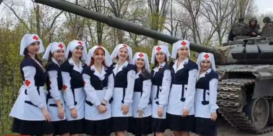 Οι «μαζορέτες» της ρωσικής εισβολής: Φοράνε στολή νοσοκόμας με έμβλημα «Ζ» και θυμίζουν άλλες εποχές