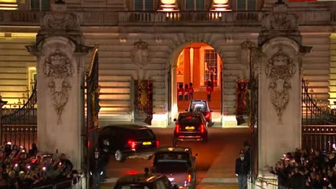 Βασίλισσα Ελισάβετ: Η σορός της έφτασε στο Μπάκιγχαμ - Δείτε βίντεο
