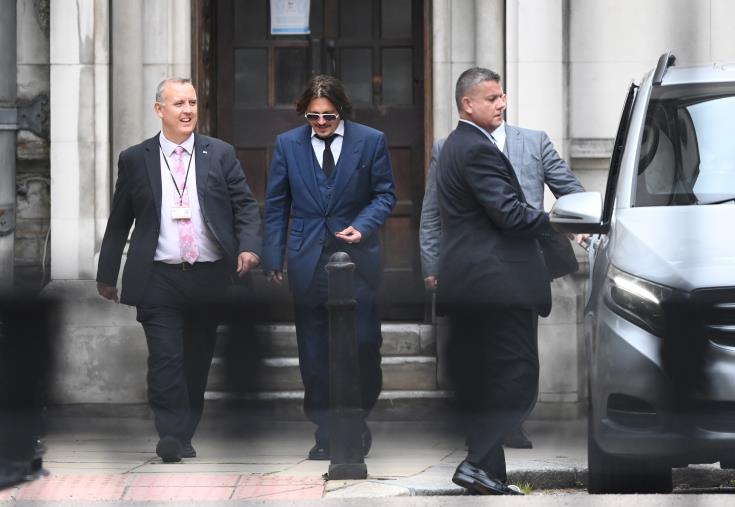 Σε δικαστήριο στο Λονδίνο ο Τζόνι Ντεμπ για αγωγή εναντίον εφημερίδας για δυσφημιστικό δημοσίευμα