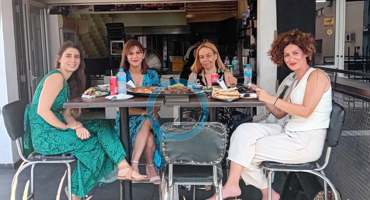 Σε σουβλατζίδικο πολύτεκνης μάνας επέλεξε να γευματίσει η Υφυπουργός Πρόνοιας - Φωτογραφίες