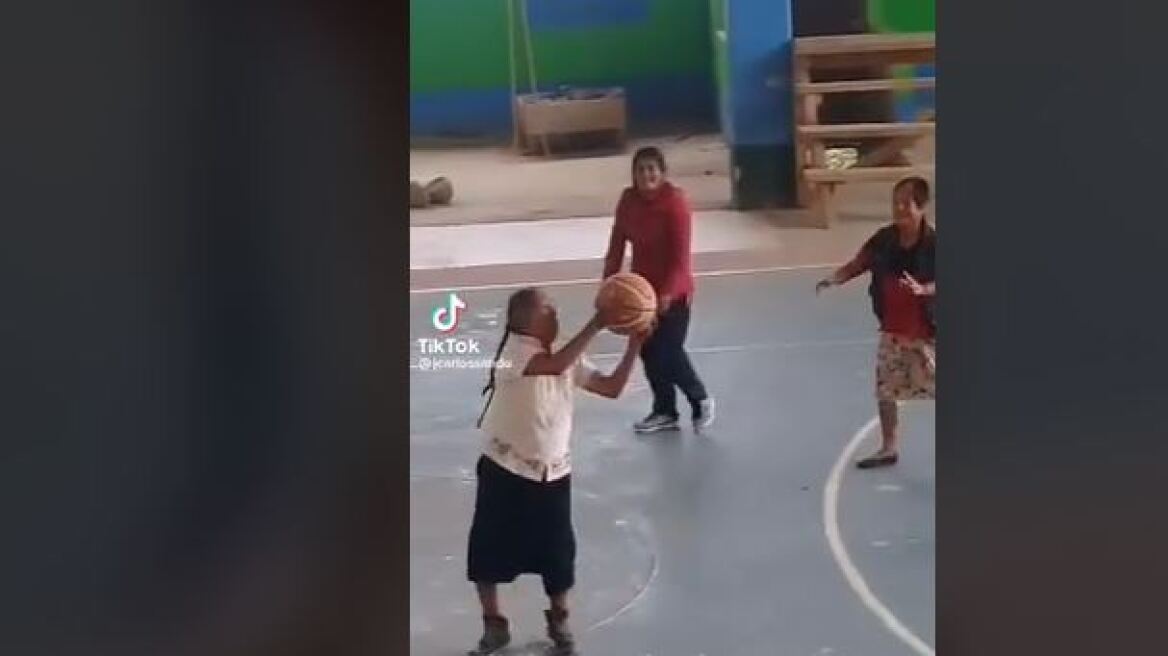 Viral στο TikTok η «γιαγιά Τζόρνταν» από το Μεξικό - Τους τρέλανε όλους παίζοντας μπάσκετ