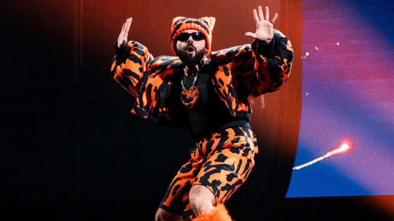 Eurovision 2026: Οι φωτογραφίες από την πρώτη πρόβα του Ακύλα, με πατίνι στη σκηνή της Βιέννης