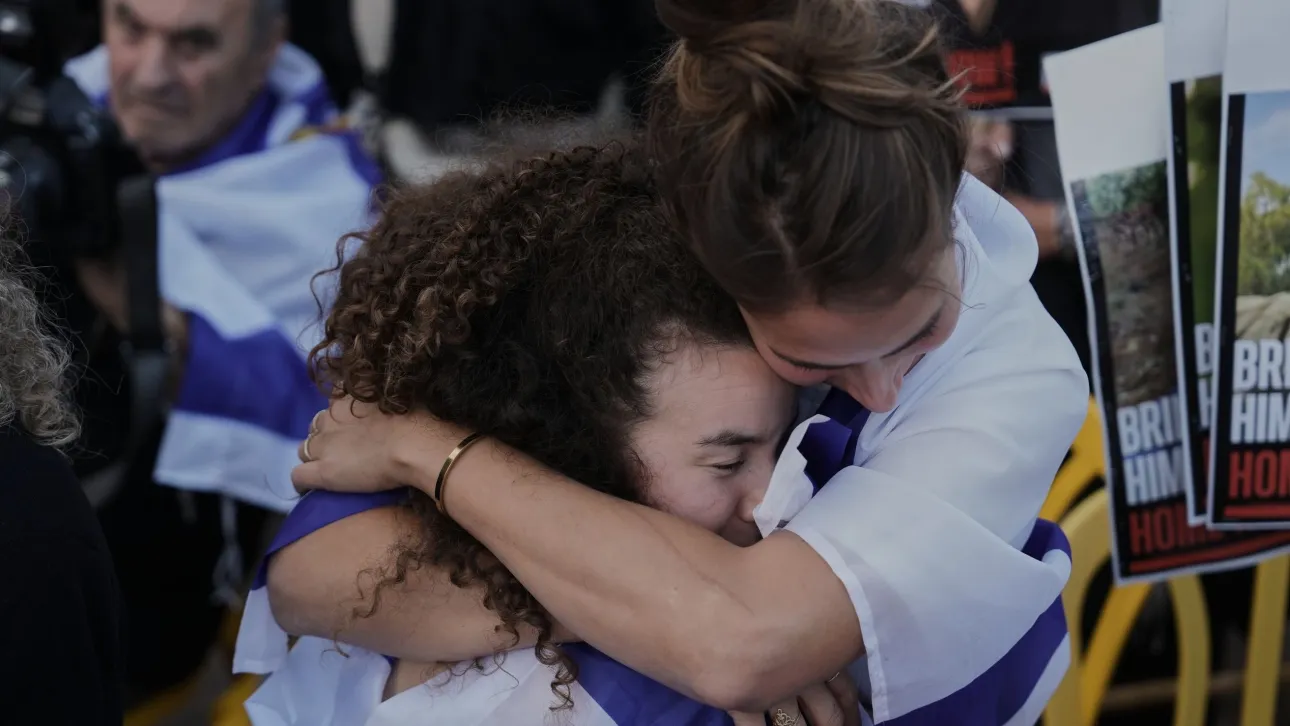 Ιστορικές στιγμές στο Ισραήλ: Σε εξέλιξη η απελευθέρωση των ομήρων της Χαμάς - Παραδόθηκαν οι πρώτοι 7 στον Ερυθρό Σταυρό