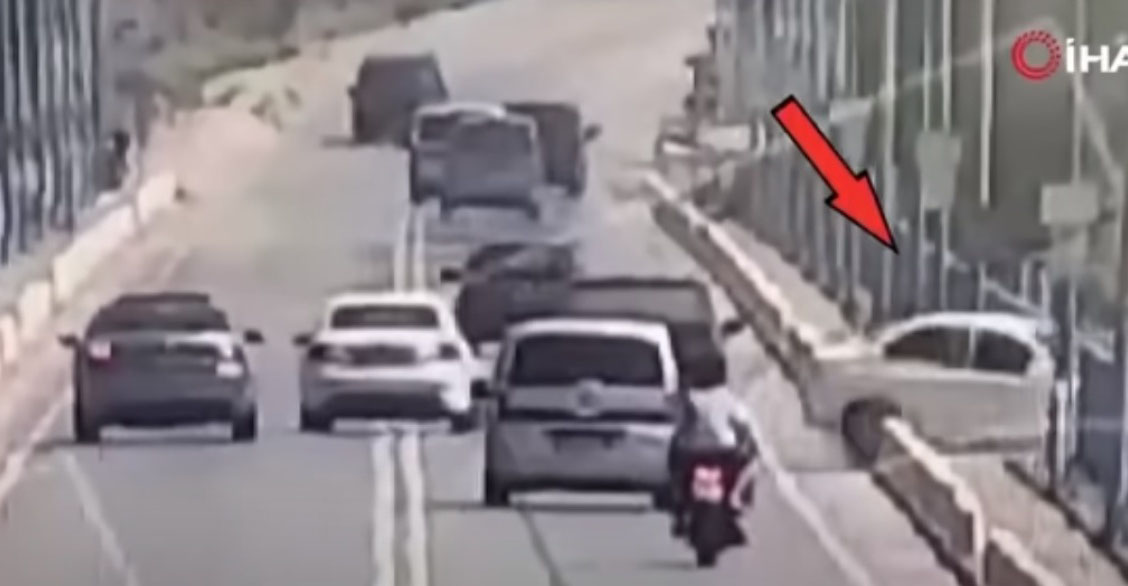 Τουρκία: Ξεκληρίστηκε οικογένεια όταν το αυτοκίνητό τους έπεσε από γέφυρα - Δείτε βίντεο