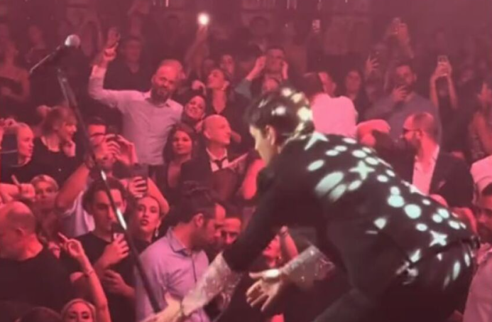 VIDEO - Νίνο: Γλίστρησε το μικρόφωνο από τα χέρια του και πήγε να πέσει στα κεφάλια των θαμώνων