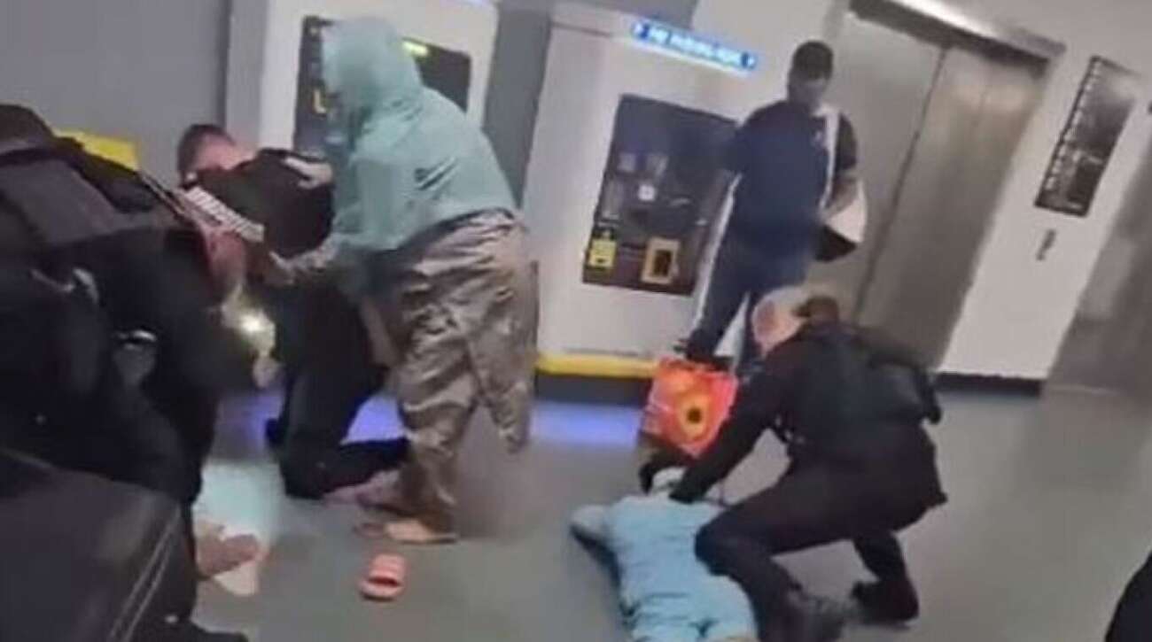 Βρετανία: Σάλος από τον άγριο ξυλοδαρμό άνδρα από αστυνομικό - Τον πάτησε στο κεφάλι -Δείτε βίντεο 