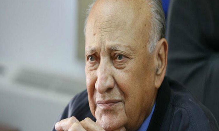 Ρετρό βίντεο: Ο Γλαύκος Κληρίδης κολυμπά το 1996 στην ακτή του ξενοδοχείου Αμαθούς στη Λεμεσό