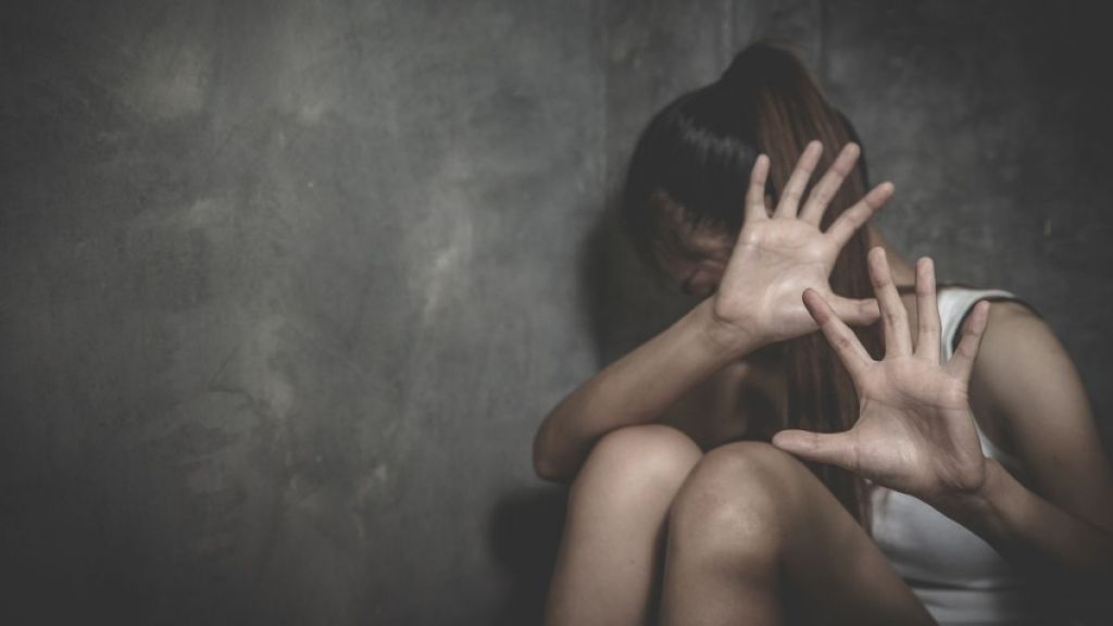 Σοκαριστική καταγγελία για την Κύπρο: Μητέρα κακοποιούσε σεξουαλικά τις κόρες της για να ικανοποιήσει τον ερωμένο της 