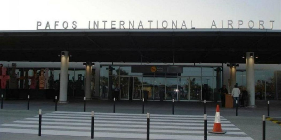 Αστυνομικοί στο αεροδρόμιο Πάφου εντόπισαν παράνομο Αφρικανό - Του πέρασαν χειροπέδες πριν φύγει για Ιταλία 